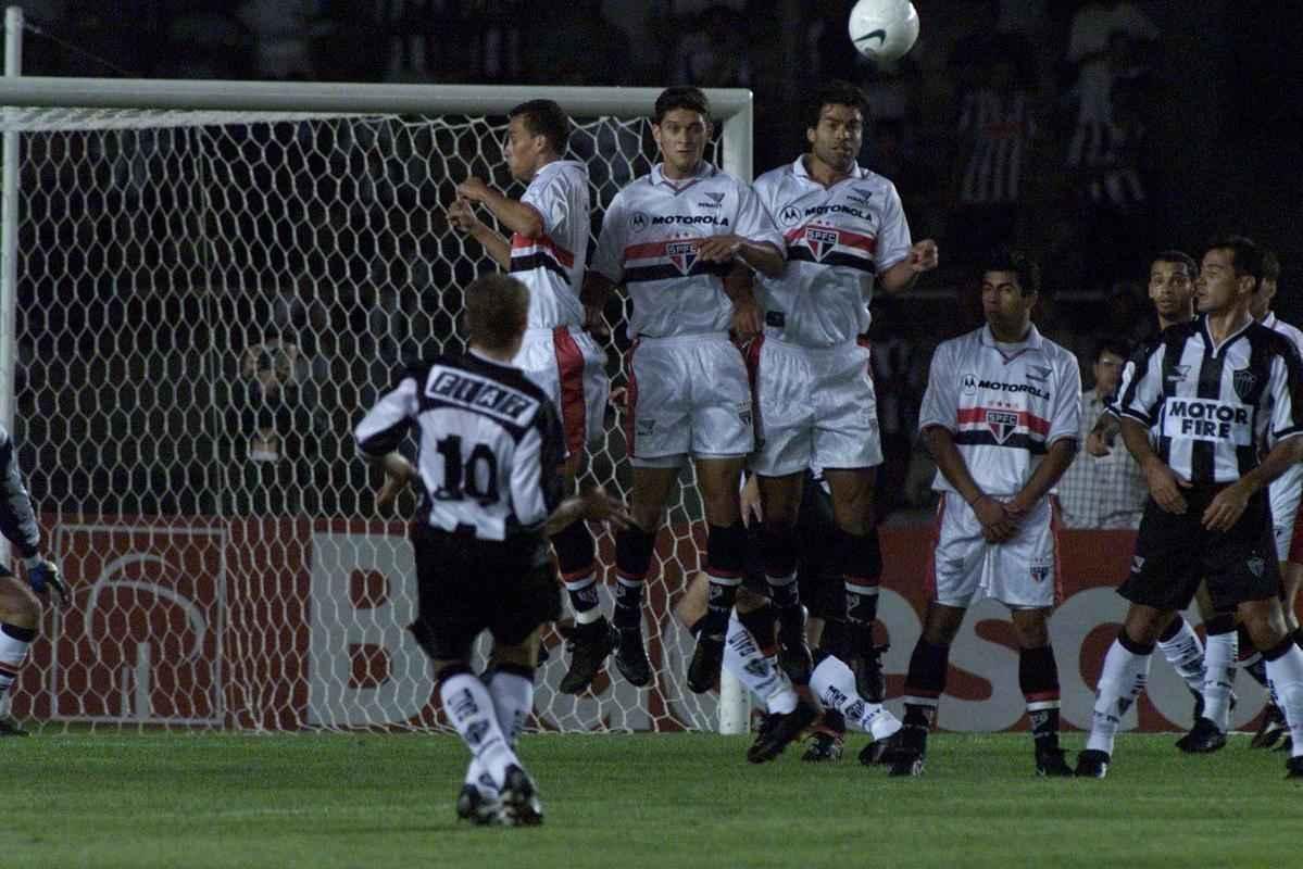 Em 2000, outra semifinal no caminho de Atlético e São Paulo. Mais uma vez, os paulistas festejaram. Em casa, o Tricolor abriu vantagem de 3 a 0. No confronto no Mineirão, o Galo não passou de um 3 a 3, deixando a competição.