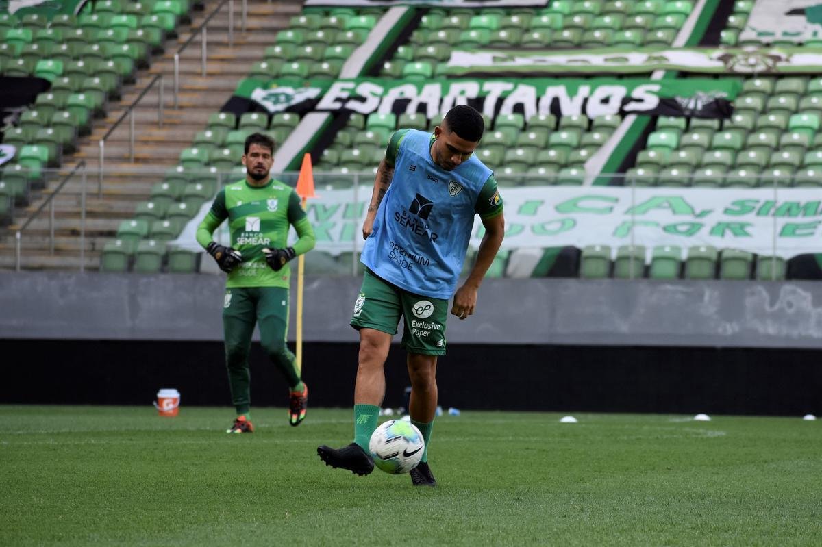 Nesta terça-feira (17), o América realizou atividades com bola na Arena Independência, em Belo Horizonte. O zagueiro Eduardo Bauermann, recuperado de uma cirurgia no joelho esquerdo, participou normalmente das atividades e é opção para o técnico Lisca. A equipe mineira se prepara para o confronto contra o Internacional, em partida válida pelas quartas de final da Copa do Brasil. No jogo de ida, o Coelho venceu por 1 a 0 em Porto Alegre e, agora, entra em campo por um empate para avançar às semifinais do torneio.