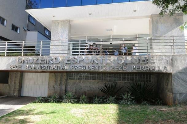 Fotos do protesto da torcida organizada Máfia Azul em frente à sede administrativa do Cruzeiro