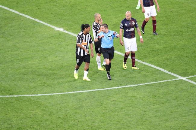 Ronaldinho pode ter feito, contra o Lans, na despedida da Recopa, o seu ltimo jogo pelo Atltico