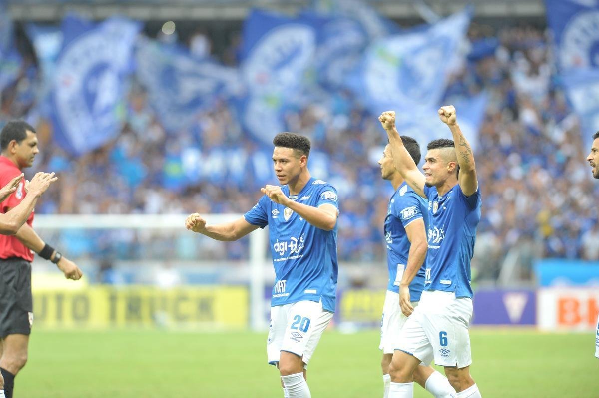 Fotos do gol de Marquinhos Gabriel, do Cruzeiro, sobre o Atltico, na primeira partida da deciso do Mineiro; Meia-atacante chutou de perna esquerda, e a bola entrou no canto direito de Victor aps desvio em Leonardo Silva