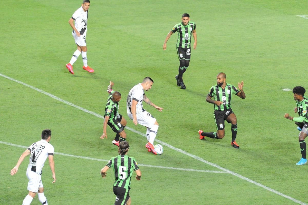Fotos do duelo entre Amrica e Ponte Preta, no Independncia, em Belo Horizonte, em jogo de volta da quarta fase da Copa do Brasil