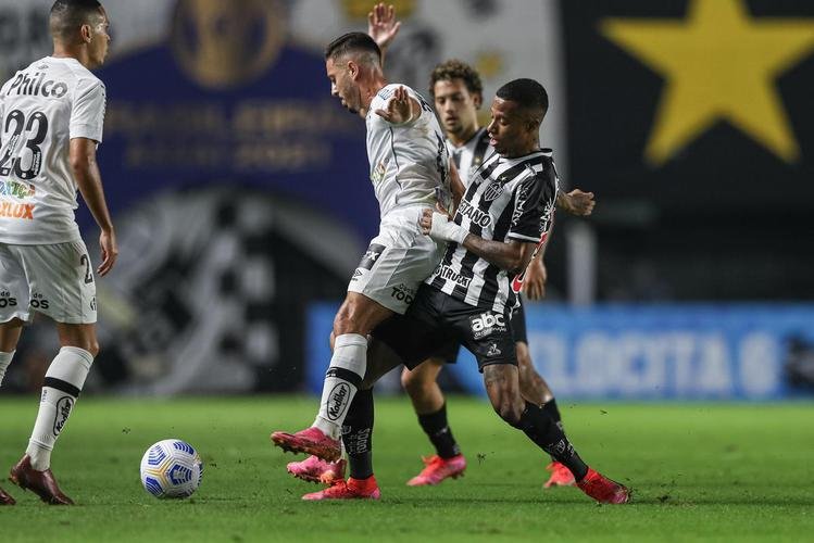 Fotos do jogo entre Santos e Atlético, na Vila Belmiro, em Santos, pela sétima rodada do Campeonato Brasileiro de 2021