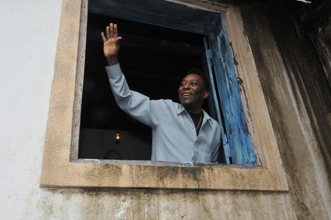 23/09/2012 - Pel visitou a casa onde viveu em Trs Coraes, chamada de Casa Pel. Na ida  cidade natal, o Rei do futebol e seu pai, Dondinho, foram homenageados tambm no Parque Joo Ramos do Nascimento (Parque Dondinho). Evento marcou as comemoraes dos 128 anos da cidade