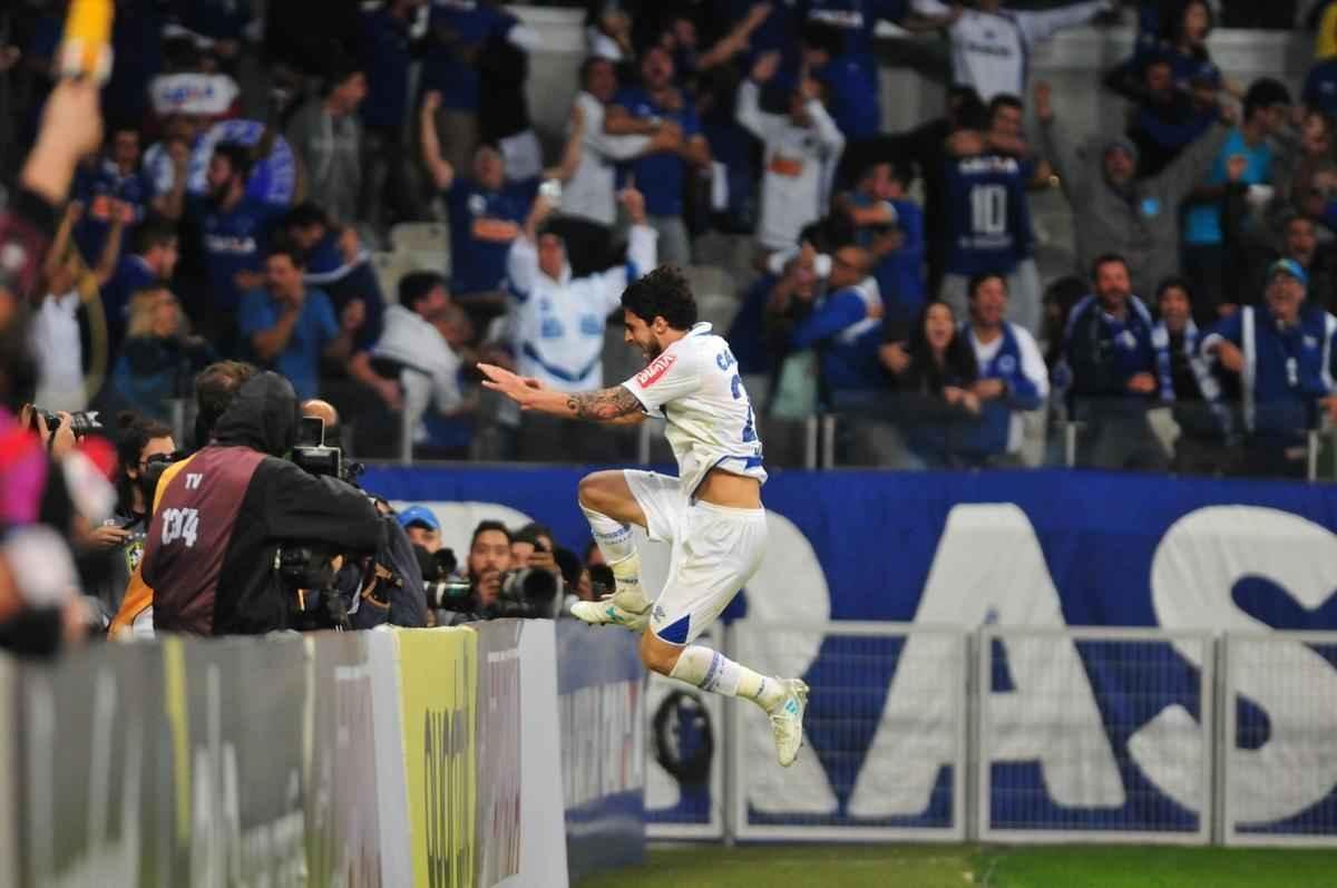 Cruzeiro volta melhor no segundo tempo, e Hudson abre o placar aos 6 minutos