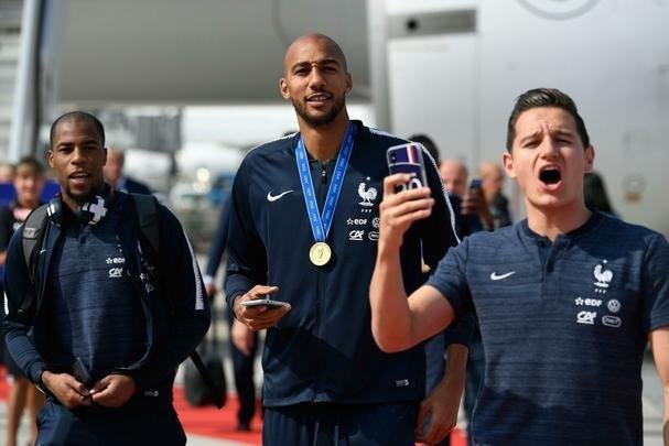 Aps conquistar o ttulo de campe do mundo, Seleo da Frana volta para casa e  recebida com festa no aeroporto de Paris