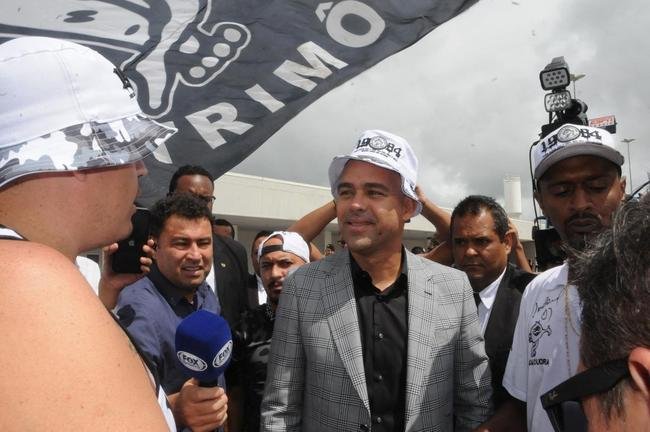 1 - Contratao de Dudamel (janeiro): Em 4 de janeiro, aps longo perodo de negociaes e mistrio sobre o sucessor de Vagner Mancini, o Atltico anunciou a contratao do tcnico Rafael Dudamel. O treinador deixava a Seleo Venezuelana com os desafios de trabalhar com um elenco jovem e revelar promessas, segundo planejamento traado pelo presidente Srgio Sette Cmara e o ento diretor de futebol Rui Costa. O novo comandante foi recebido com festa da torcida no Aeroporto de Confins, na Regio Metropolitana de Belo Horizonte.