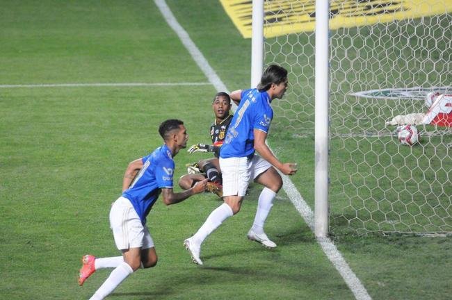 Fotos do duelo entre Cruzeiro e Sampaio Corra, no Independncia, em Belo Horizonte, pela 18 rodada da Srie B do Campeonato Brasileiro