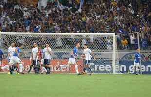 Thiago Neves marcou o primeiro gol do Cruzeiro em cobrana de falta: 1 a 0