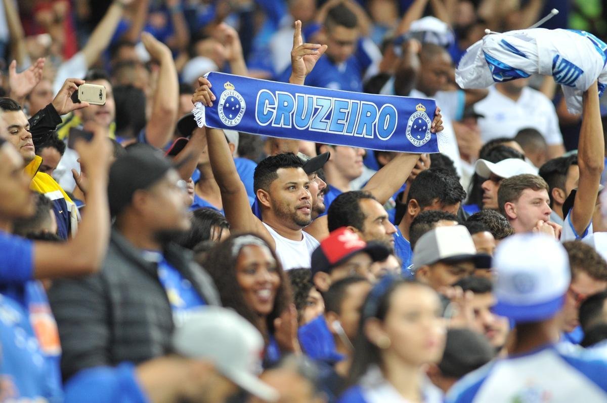 Torcida cruzeirense encarou engarrafamento, chegou atrasada, mas compareceu em bom nmero