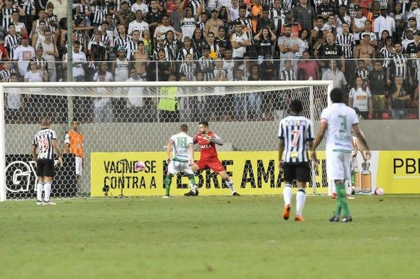 No primeiro tempo, Aylon marcou de cabea, em lance polmico, e auxiliar assinalou impedimento