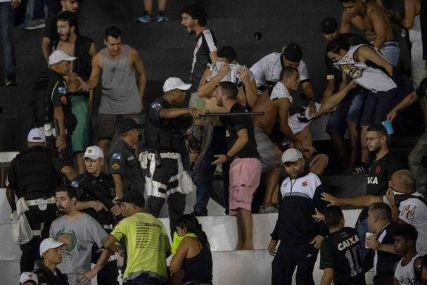 Cruzeiro goleou Vasco por 4 a 0 e causou a ira da torcida cruz-maltina em So Janurio