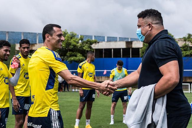 Em sua primeira visita  Toca da Raposa II, Ronaldo concedeu entrevista coletiva e teve contato com jogadores e comisso tcnica do Cruzeiro. Ele tambm se encontrou com scios da categoria Diamante.