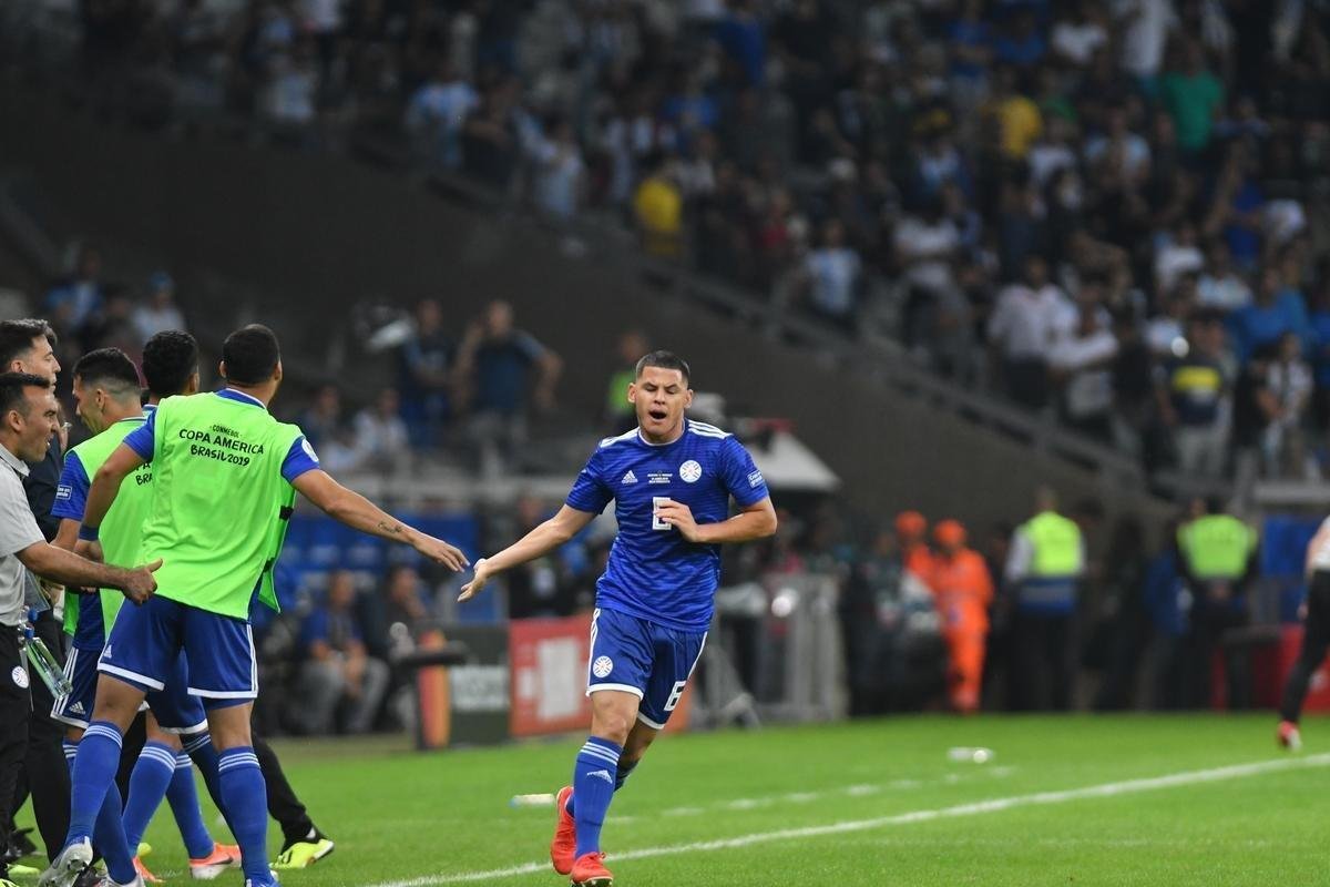 Fotos do empate por 1 a 1 entre Argentina e Paraguai, no Mineiro, pela Copa Amrica