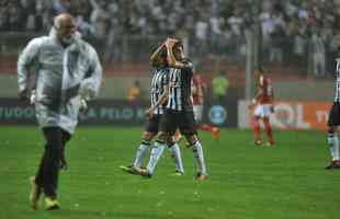 Em jogo com chuva de granizo e 'apago' no Horto, Galo  batido pelo Internacional por 1 a 0