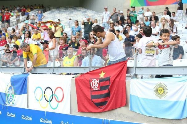 Mineiro ficou colorido nesta quarta-feira com camisas de clubes e selees em duelo da Olimpada