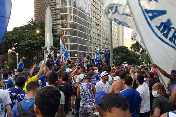 Em Nova Manifestação, Torcedores Do Cruzeiro Lotam Centro De BH E Miram ...