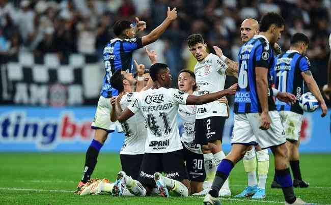 Jogadores do Corinthians comemoram gol contra o Liverpool pela Libertadores