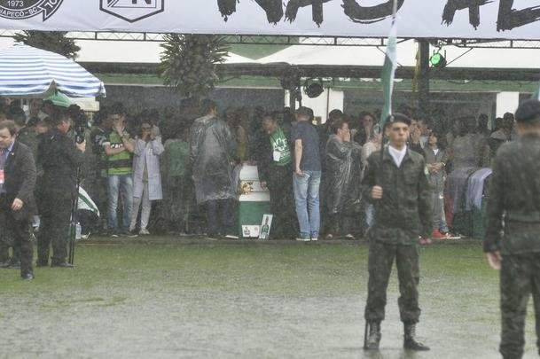 Emoção das famílias no velório dos heróis da Chapecoense