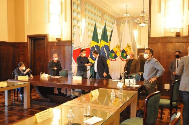 Reunio entre a Prefeitura de Belo Horizonte definiu a liberao de 30% de pblico nos jogos de Amrica, Atltico e Cruzeiro. Agora, para atuar diante de suas torcidas, os clubes precisam ter o aval das confederaes. No momento, apenas a Conmebol autorizou partidas com torcida na Copa Libertadores e na Copa Sul-Americana. A CBF ainda no permitiu em duelos do Campeonato Brasileiro.