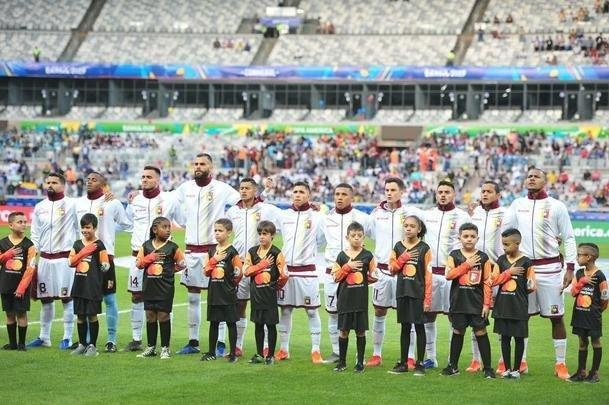 Imagens da partida entre Bolvia e Venezuela