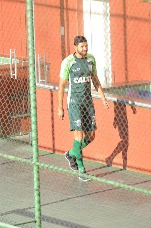 Depois de reunio com elenco e diretoria, Adilson Batista observou treino comandado por Drubscky no Amrica