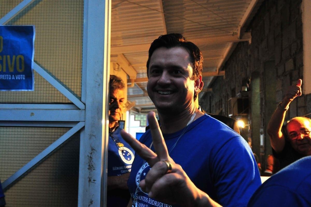 Fotos da eleio presidencial no Cruzeiro. Parque esportivo do Barro Preto, em BH, esteve lotado durante tarde e noite desta segunda-feira. Srgio Rodrigues mostra otimismo durante pleito
