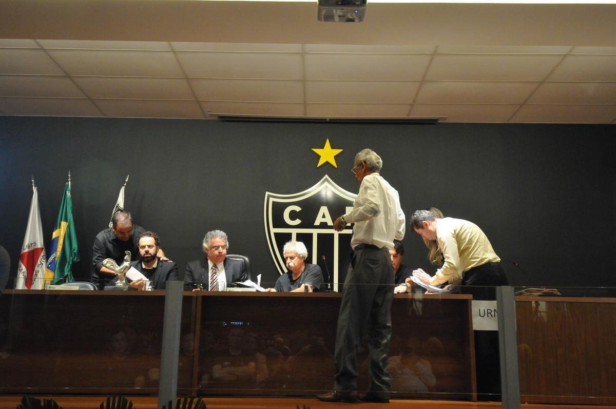 Srgio Sette Cmara recebeu 266 votos, contra 41 de Fabiano Ferreira, da oposio