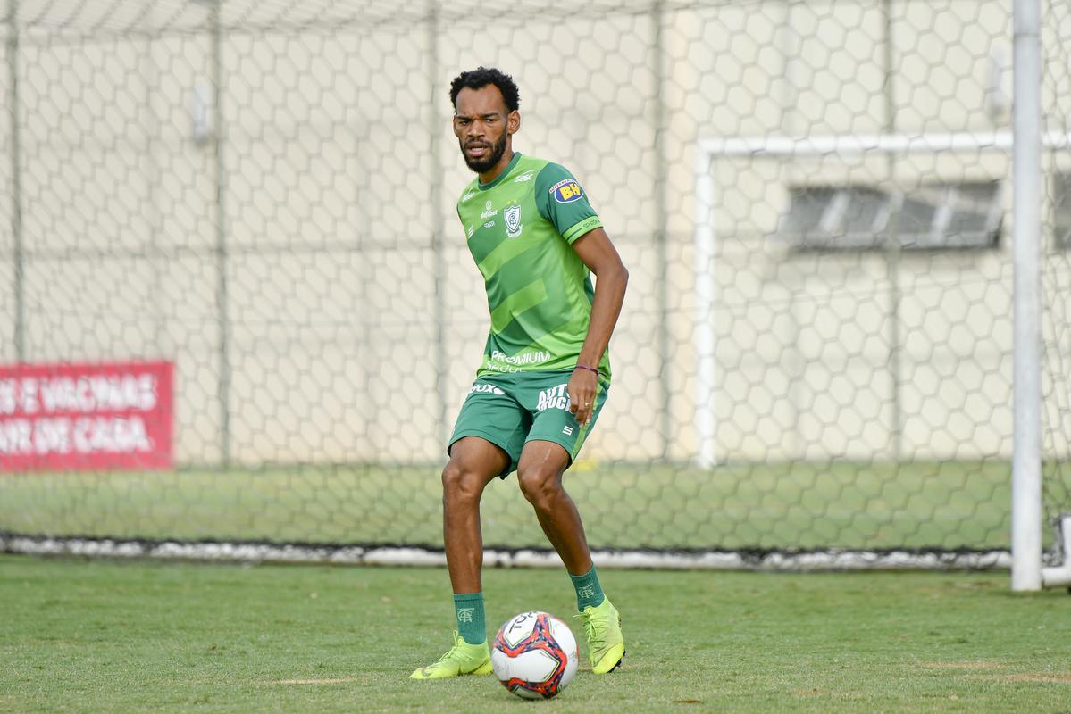 O Amrica treinou nesta quarta-feira (10), no CT Lanna Drumond, em Belo Horizonte. A atividade visou o confronto contra a Caldense, pela 4 rodada do Campeonato Mineiro. A partida ser realizada no Estdio Independncia, s 21h do prximo sbado (13).