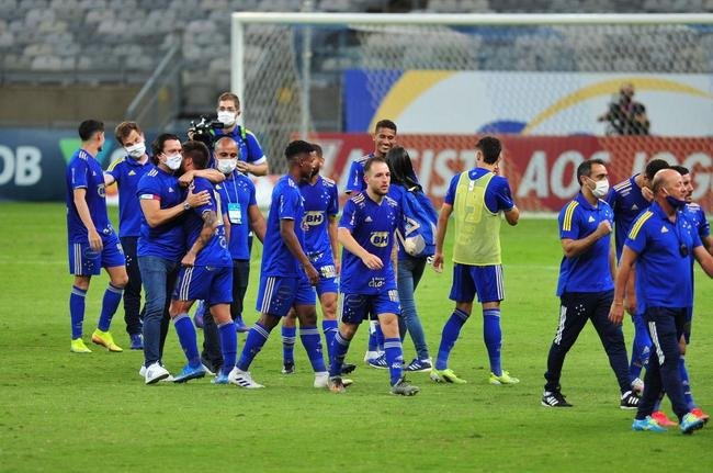 Hulk, do Atl�tico, e William Pottker, do Cruzeiro, discutiram no fim do cl�ssico vencido pelos celestes, por 1 a 0, e foram expulsos pelo �rbitro Paulo C�sar Zanovelli da Silva