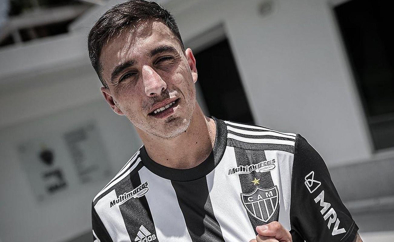 Saravia (lateral-direito) - livre no mercado aps fim de contrato com o Botafogo