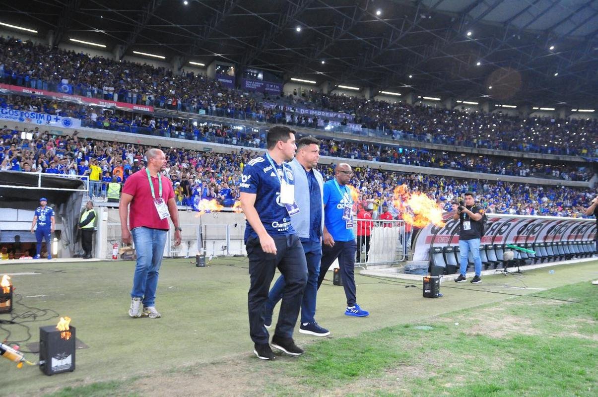 Cruzeiro levanta a taa da Srie B e faz festa no Mineiro