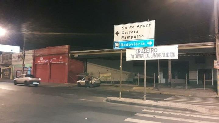 Faixas de apoio ao Cruzeiro so estendidas em Belo Horizonte antes da partida contra o FLuminense