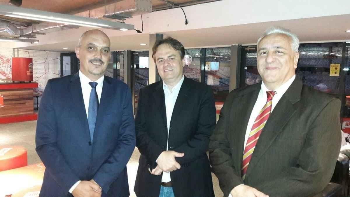 Personalidades na cerimnia do 16 Trofu Tel Santana. No centro, Geraldo Teixeira da Costa Neto, diretor executivo dos Dirios Associados.  direita Ricardo Carlini, diretor de jornalismo da TV Alterosa