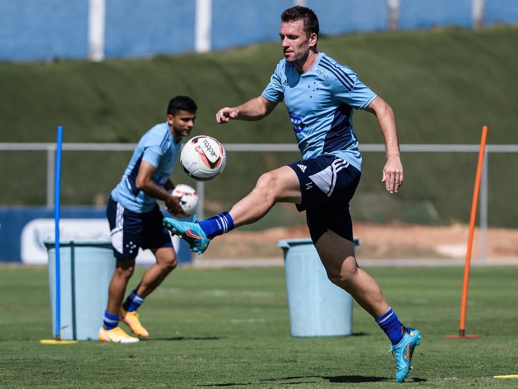 Fotos do treino do Cruzeiro nesta quinta-feira (4), na Toca da Raposa II, em Belo Horizonte. Time celeste enfrentar o Tombense no sbado, s 19h, no Mineiro, pela Srie B.