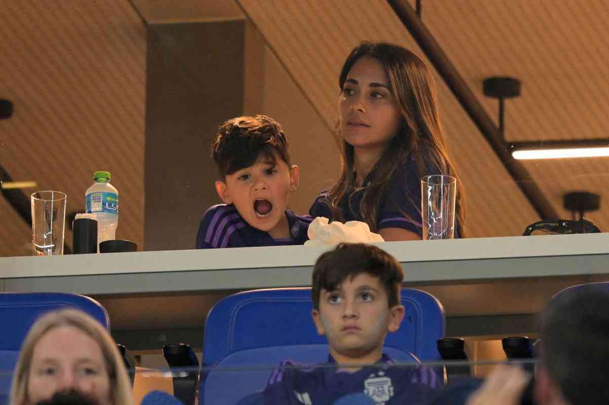 Familiares de Messi em camarote do Estdio 974, de Doha, durante jogo entre Argentina e Polnia pelo Grupo C da Copa do Mundo. Nas fotos aparecem o pai Jorge Messi, a esposa Antonela Roccuzzo e os filhos Ciro, Thiago e Matteo