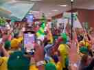 Torcida brasileira invade estao de metr e faz festa no Catar; assista