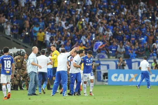 Depois da classificao diante do Palmeiras, jogadores e torcida do Cruzeiro festejaram no Mineiro a passagem  final da Copa do Brasil