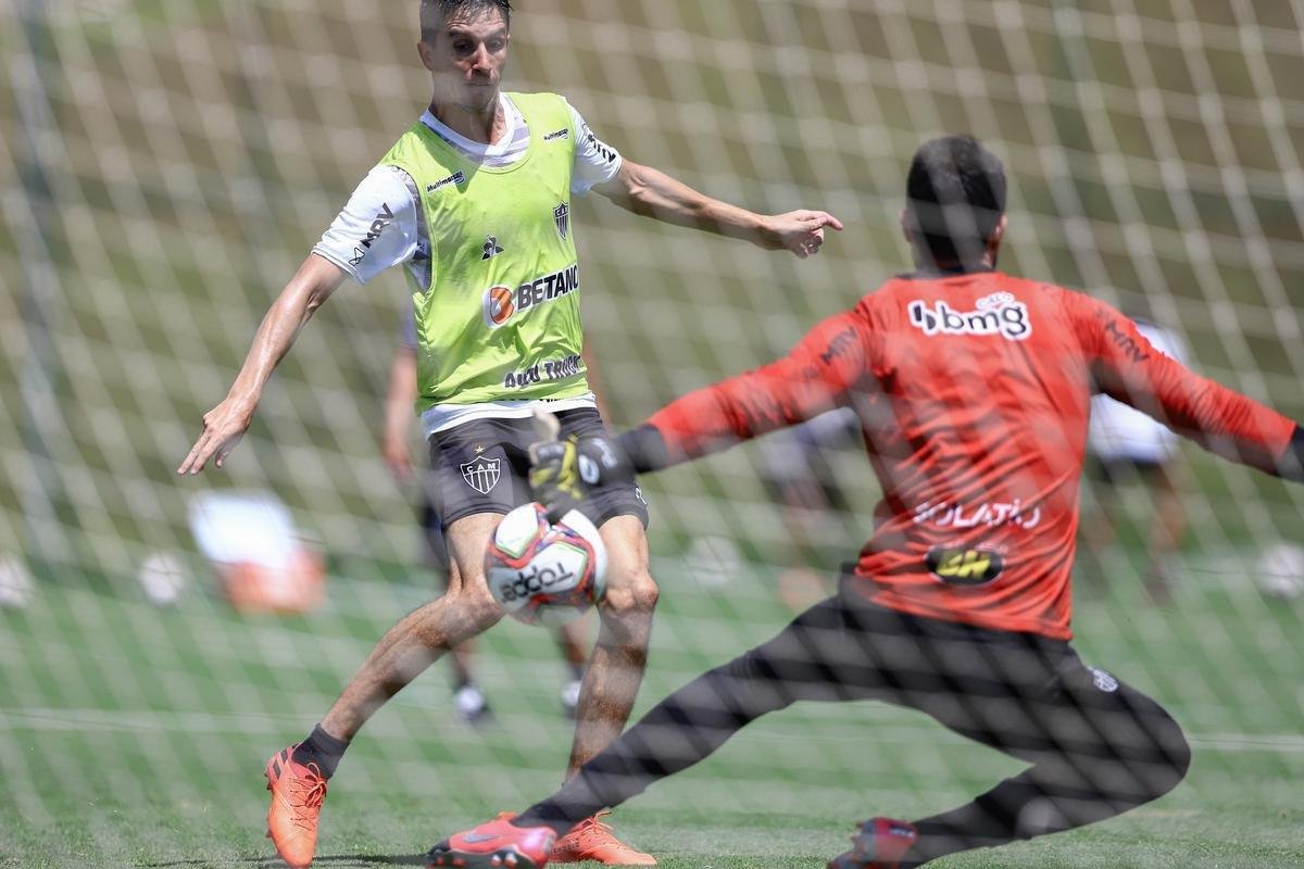 Treino do Atlético em campo. Jogadores fizeram atividade pela manhã no gramado. No período da tarde, trabalho foi na academia