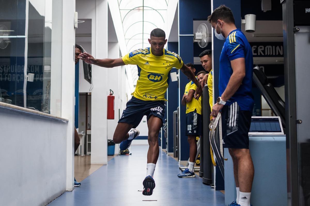 Fotos do primeiro dia de trabalho do Cruzeiro em 2022 na Toca da Raposa II
