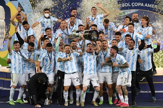 Argentina conquistou 15 ttiulo da Copa Amrica ao vencer o Brasil por 1 a 0, neste sbado, no Maracan. nico gol foi marcado por Di Mara, eleito o destaque da deciso. J o astro Lionel Messi ganhou o prmio de craque da competio.