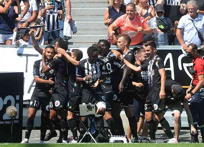 Jogadores do Angers comemoram um dos gols da goleada 
