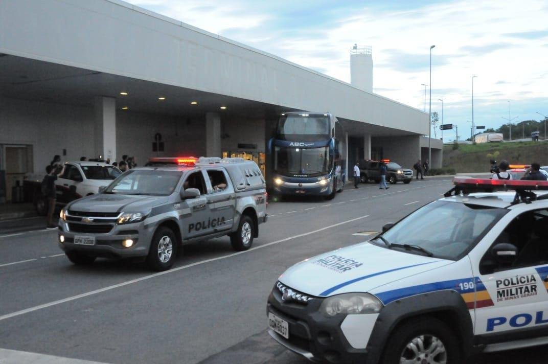 Jogadores do Cruzeiro desembarcaram nesta sexta-feira  tarde no Aeroporto de Confins, na Grande Belo Horizonte, depois da derrota por 2 a 0 para o Grmio, em Porto Alegre. O policiamento foi reforado e houve escolta do nibus at a Toca da Raposa II. No houve presena de torcidas organizadas. Motoristas de aplicativo, presentes no local, foram os nicos a presenciar a chegada. Os cruzeirenses xingaram, enquanto os atleticanos gritaram 'o o o, segunda diviso'.