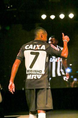 Presença de Robinho, com a camisa 7, foi o ponto alto da festa de lançamento do uniforme