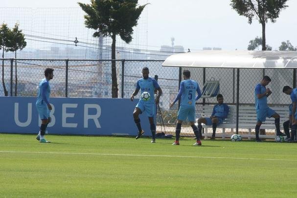 Presidente do Cruzeiro, Wagner Pires de S, acompanhou treino deste sbado, na Toca da Raposa II. Mais uma vez, Arrascaeta treinou normalmente e est cotado para iniciar como titular diante do Atltico-PR, na segunda-feira, no Mineiro, pelas oitavas de final da Copa do Brasil