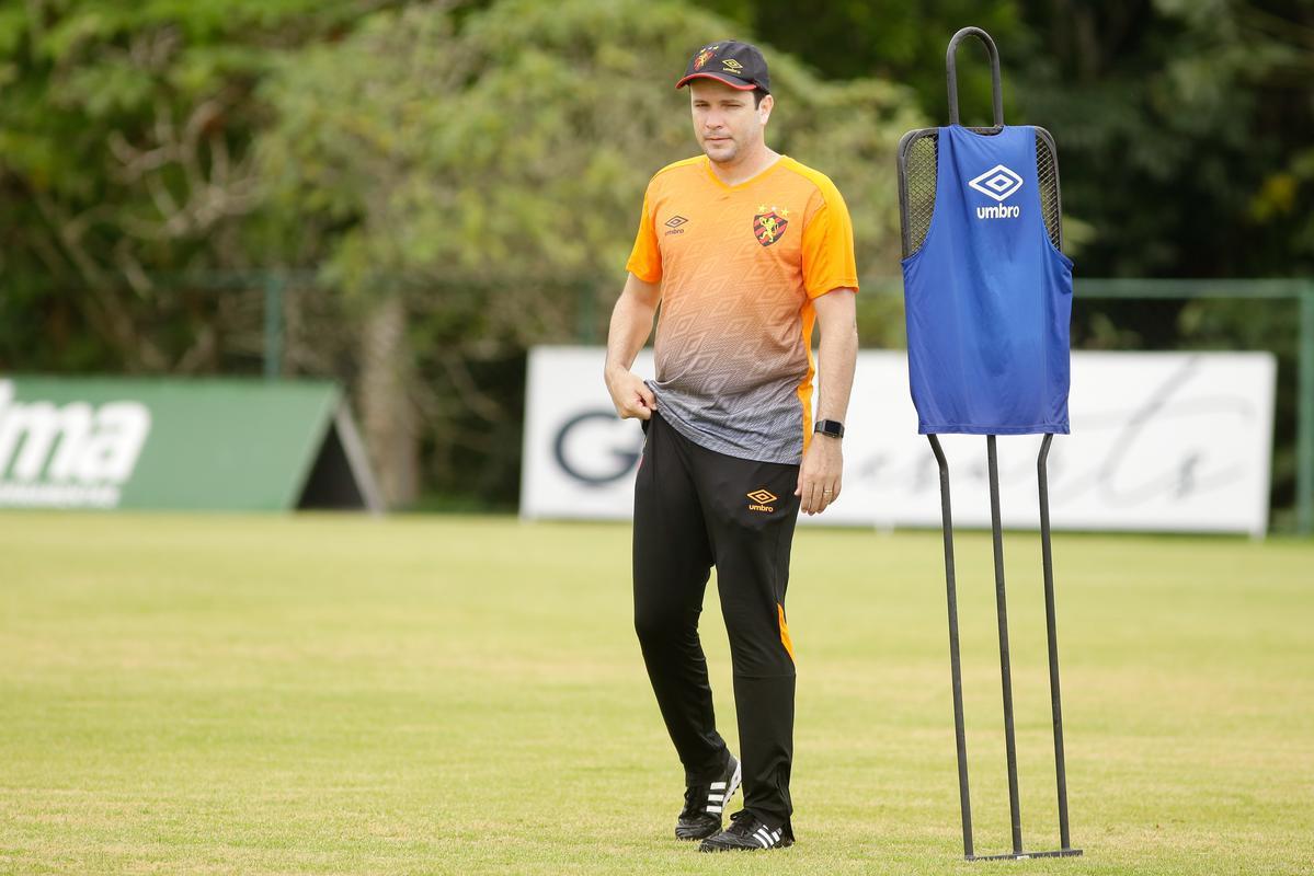 No primeiro trabalho, houve um treinamento tático, que exigia troca de passes e triangulações dos jogadores, com o elenco dividido em grupos de três atletas cada. Em seguida, os jogadores foram divididos em dois grupos no mesmo campo para o trabalho específico por setores de defesa e ataque. De um lado, os zagueiros, laterais e volantes participaram de um treino tático de posicionamento com o auxiliar Daniel Cerqueira. Do outro, os meias e atacantes fizeram um trabalho específico de passe e finalização sob o comando do técnico Daniel Paulista.