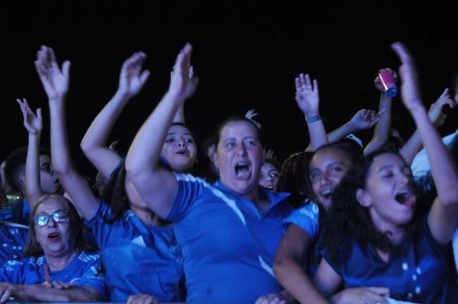 Torcedores do Cruzeiro cantam eufricos durante a Caravana em Conselheiro Lafaiete, com a visita de Ronaldo