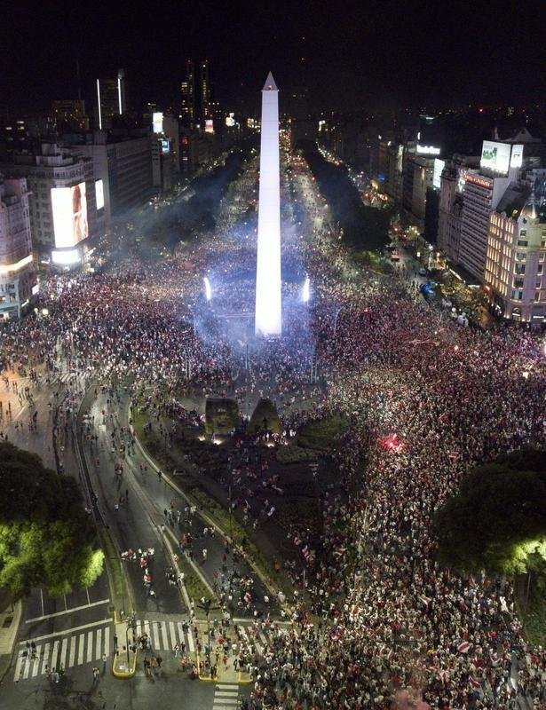 Festa da torcida do River Plate, pelo ttulo da Copa Libertadores, tomou o Centro de Buenos Aires neste domingo  noite. Celebraes na Avenida 9 de Julho, a principal da capital argentina, invadiram a madrugada. Clube chegou ao tetracampeonato continental com a vitria por 3 a 1 sobre o Boca, em Madri, na grande final.