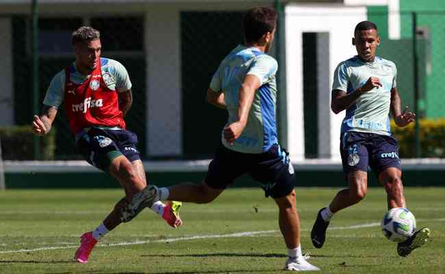 Jogadores do Palmeiras treinam em campo na Academia de Futebol