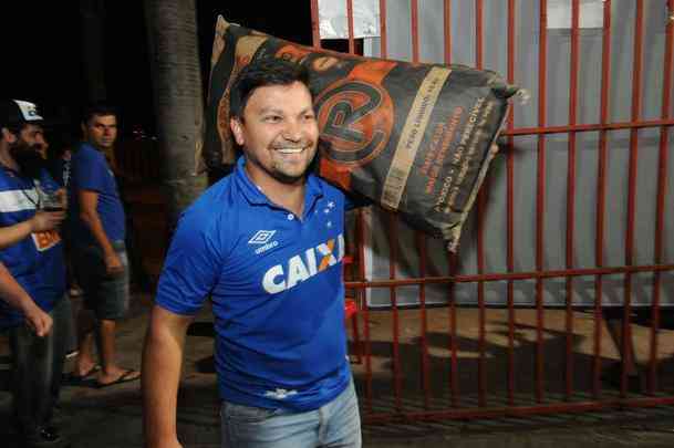 Torcedores do Cruzeiro iniciam viglia de 24 horas para aguardar final da Copa do Brasil, contra o Flamengo, no Mineiro. Esforo pelo sonho do pentacampeonato nacional.